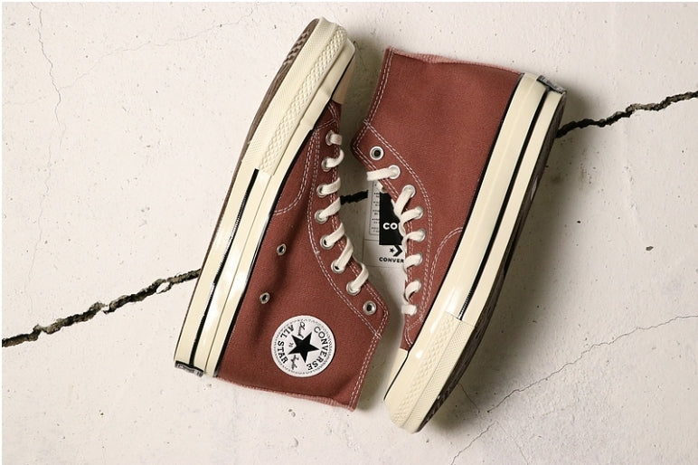 Les baskets Converse allient style intemporel et confort. Leur design emblématique avec la célèbre étoile et la silhouette classique en font un choix incontournable pour les amateurs de mode.