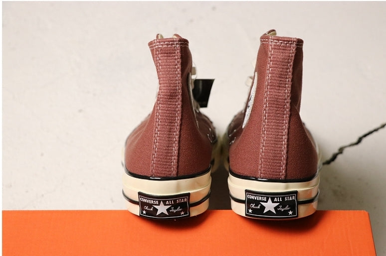 Les baskets Converse allient style intemporel et confort. Leur design emblématique avec la célèbre étoile et la silhouette classique en font un choix incontournable pour les amateurs de mode.
