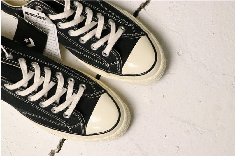 Les baskets Converse allient style intemporel et confort. Leur design emblématique avec la célèbre étoile et la silhouette classique en font un choix incontournable pour les amateurs de mode.