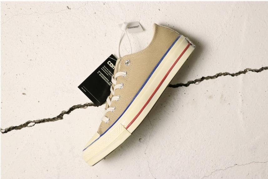 Les baskets Converse allient style intemporel et confort. Leur design emblématique avec la célèbre étoile et la silhouette classique en font un choix incontournable pour les amateurs de mode.