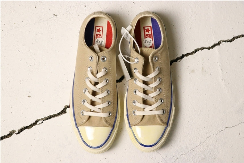 Les baskets Converse allient style intemporel et confort. Leur design emblématique avec la célèbre étoile et la silhouette classique en font un choix incontournable pour les amateurs de mode.