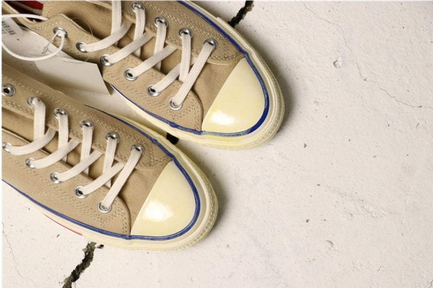 Les baskets Converse allient style intemporel et confort. Leur design emblématique avec la célèbre étoile et la silhouette classique en font un choix incontournable pour les amateurs de mode.