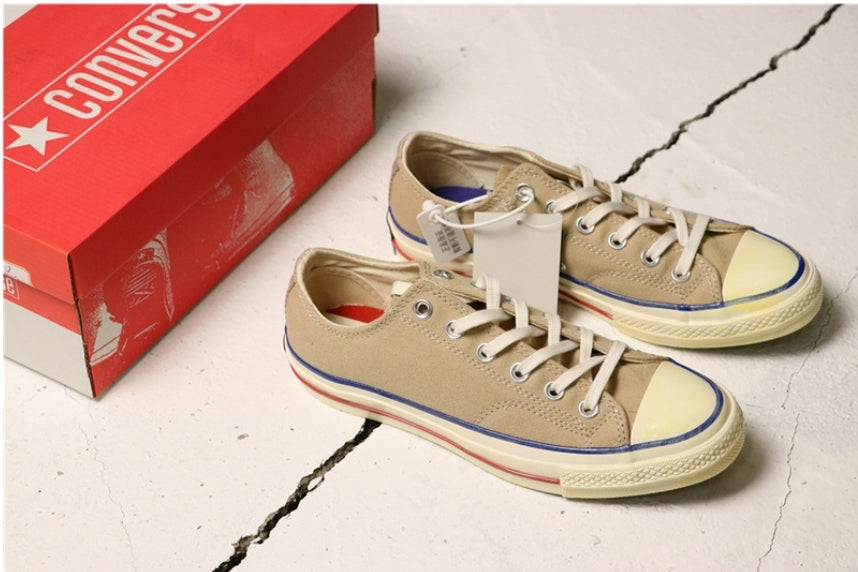 Les baskets Converse allient style intemporel et confort. Leur design emblématique avec la célèbre étoile et la silhouette classique en font un choix incontournable pour les amateurs de mode.
