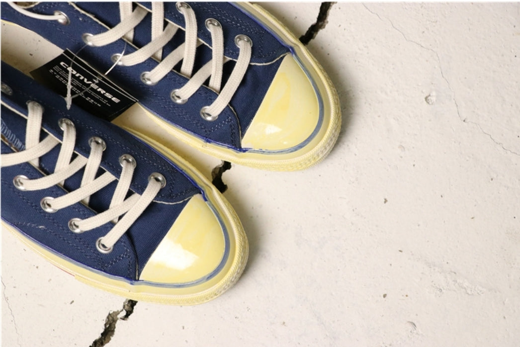 Les baskets Converse allient style intemporel et confort. Leur design emblématique avec la célèbre étoile et la silhouette classique en font un choix incontournable pour les amateurs de mode.