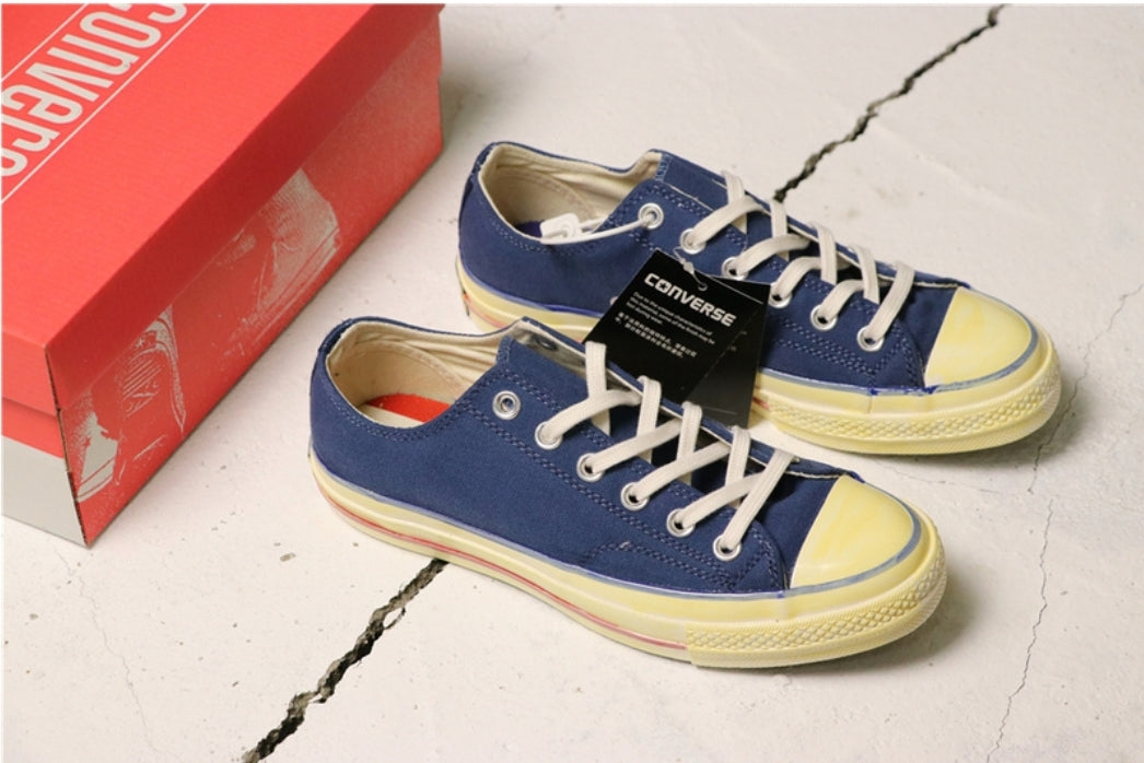 Les baskets Converse allient style intemporel et confort. Leur design emblématique avec la célèbre étoile et la silhouette classique en font un choix incontournable pour les amateurs de mode.