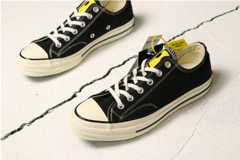 Les baskets Converse allient style intemporel et confort. Leur design emblématique avec la célèbre étoile et la silhouette classique en font un choix incontournable pour les amateurs de mode.