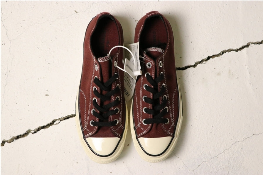 Les baskets Converse allient style intemporel et confort. Leur design emblématique avec la célèbre étoile et la silhouette classique en font un choix incontournable pour les amateurs de mode.