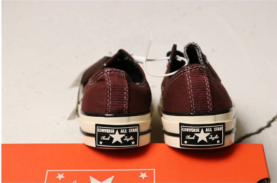 Les baskets Converse allient style intemporel et confort. Leur design emblématique avec la célèbre étoile et la silhouette classique en font un choix incontournable pour les amateurs de mode.