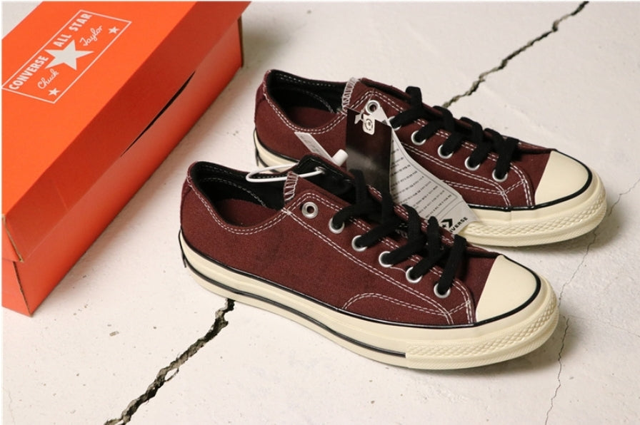 Les baskets Converse allient style intemporel et confort. Leur design emblématique avec la célèbre étoile et la silhouette classique en font un choix incontournable pour les amateurs de mode.
