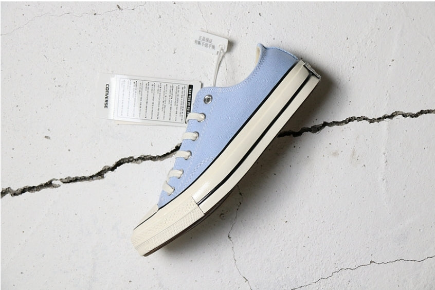 Les baskets Converse allient style intemporel et confort. Leur design emblématique avec la célèbre étoile et la silhouette classique en font un choix incontournable pour les amateurs de mode.