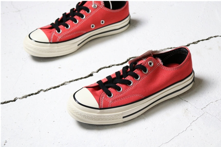 Les baskets Converse allient style intemporel et confort. Leur design emblématique avec la célèbre étoile et la silhouette classique en font un choix incontournable pour les amateurs de mode.