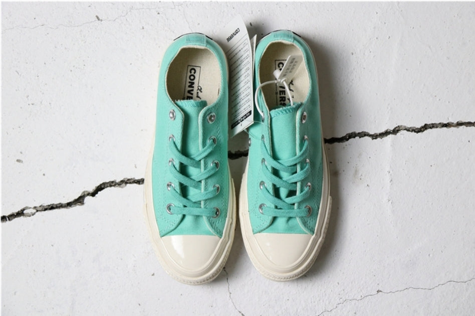 Les baskets Converse allient style intemporel et confort. Leur design emblématique avec la célèbre étoile et la silhouette classique en font un choix incontournable pour les amateurs de mode.