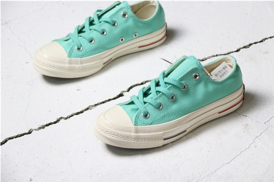Les baskets Converse allient style intemporel et confort. Leur design emblématique avec la célèbre étoile et la silhouette classique en font un choix incontournable pour les amateurs de mode.