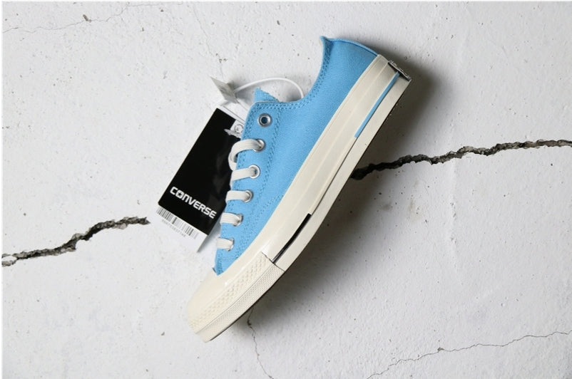 Les baskets Converse allient style intemporel et confort. Leur design emblématique avec la célèbre étoile et la silhouette classique en font un choix incontournable pour les amateurs de mode.