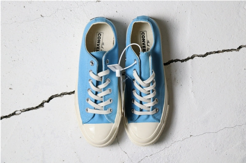 Les baskets Converse allient style intemporel et confort. Leur design emblématique avec la célèbre étoile et la silhouette classique en font un choix incontournable pour les amateurs de mode.