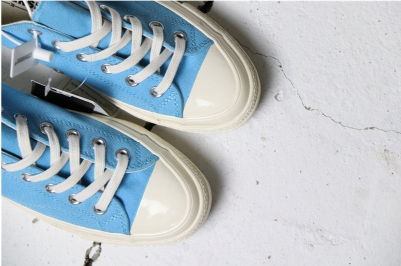 Les baskets Converse allient style intemporel et confort. Leur design emblématique avec la célèbre étoile et la silhouette classique en font un choix incontournable pour les amateurs de mode.