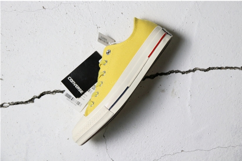 Les baskets Converse allient style intemporel et confort. Leur design emblématique avec la célèbre étoile et la silhouette classique en font un choix incontournable pour les amateurs de mode.