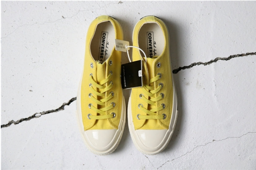 Les baskets Converse allient style intemporel et confort. Leur design emblématique avec la célèbre étoile et la silhouette classique en font un choix incontournable pour les amateurs de mode.