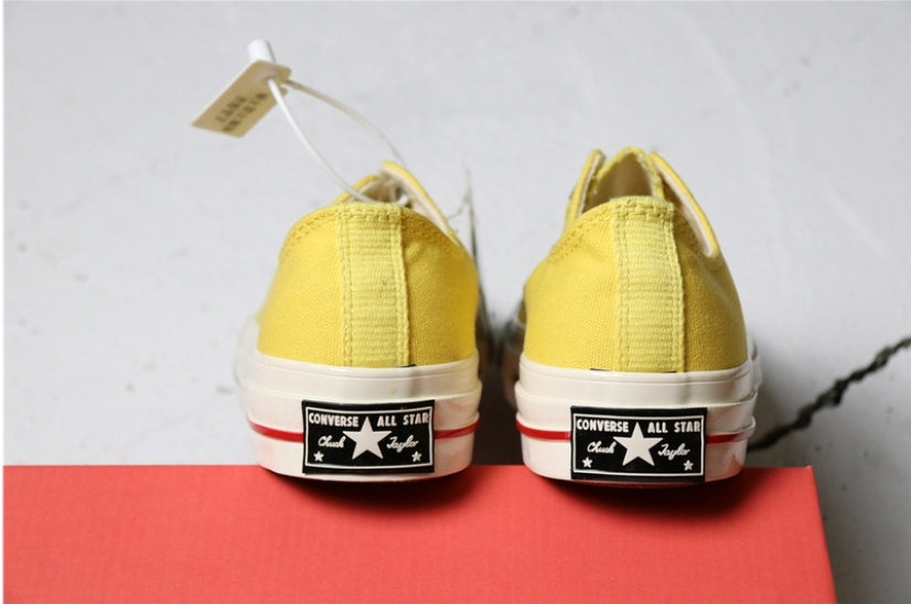 Les baskets Converse allient style intemporel et confort. Leur design emblématique avec la célèbre étoile et la silhouette classique en font un choix incontournable pour les amateurs de mode.