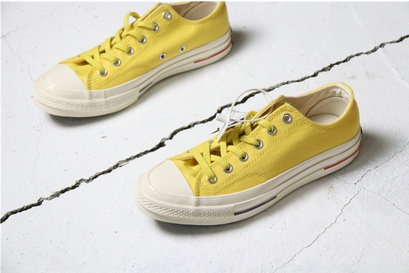 Les baskets Converse allient style intemporel et confort. Leur design emblématique avec la célèbre étoile et la silhouette classique en font un choix incontournable pour les amateurs de mode.