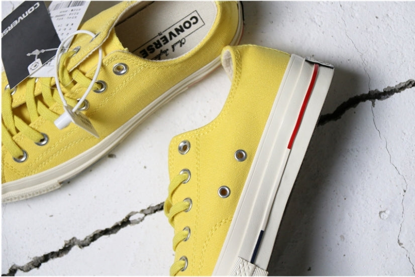 Les baskets Converse allient style intemporel et confort. Leur design emblématique avec la célèbre étoile et la silhouette classique en font un choix incontournable pour les amateurs de mode.