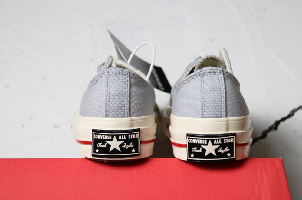Les baskets Converse allient style intemporel et confort. Leur design emblématique avec la célèbre étoile et la silhouette classique en font un choix incontournable pour les amateurs de mode.