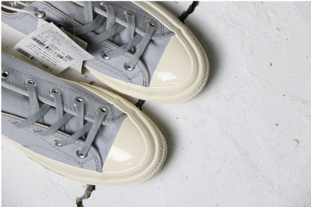 Les baskets Converse allient style intemporel et confort. Leur design emblématique avec la célèbre étoile et la silhouette classique en font un choix incontournable pour les amateurs de mode.
