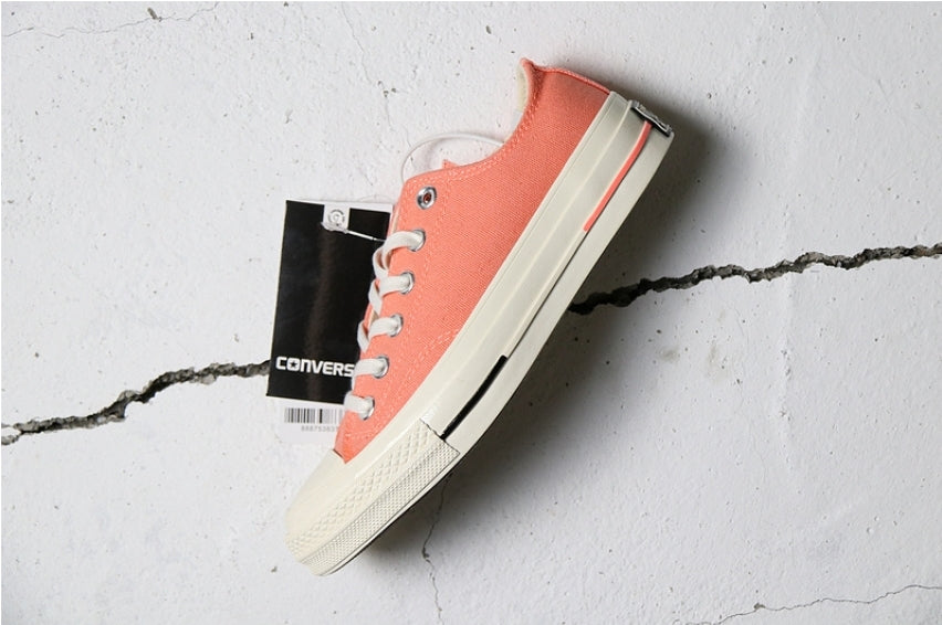 Les baskets Converse allient style intemporel et confort. Leur design emblématique avec la célèbre étoile et la silhouette classique en font un choix incontournable pour les amateurs de mode.