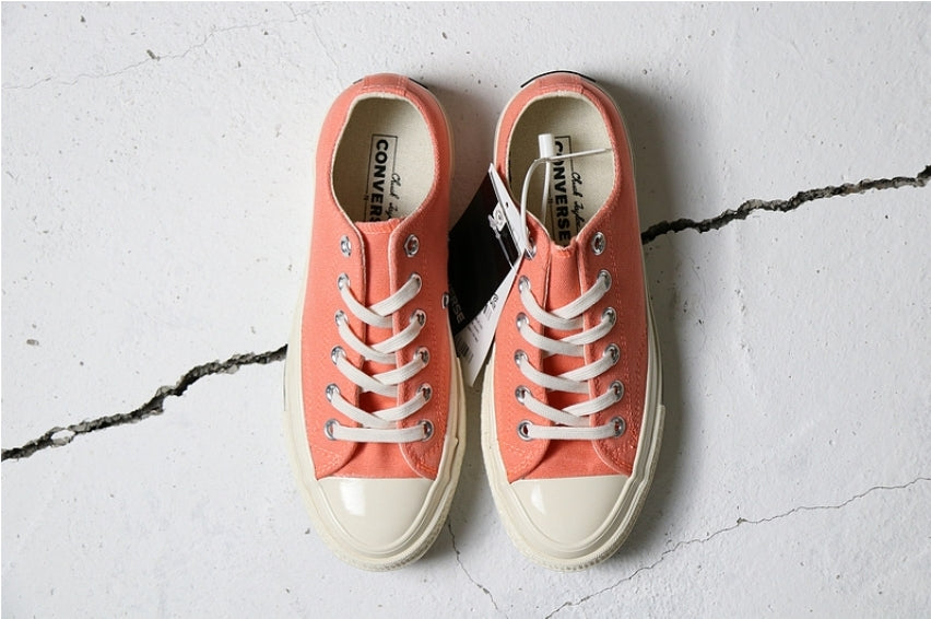 Les baskets Converse allient style intemporel et confort. Leur design emblématique avec la célèbre étoile et la silhouette classique en font un choix incontournable pour les amateurs de mode.