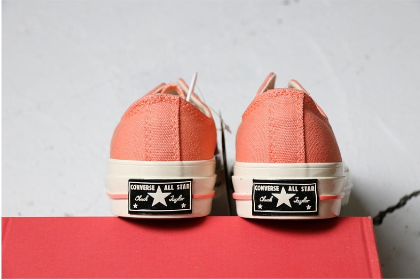 Les baskets Converse allient style intemporel et confort. Leur design emblématique avec la célèbre étoile et la silhouette classique en font un choix incontournable pour les amateurs de mode.