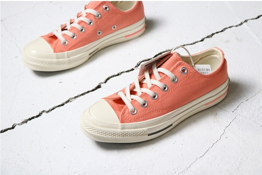 Les baskets Converse allient style intemporel et confort. Leur design emblématique avec la célèbre étoile et la silhouette classique en font un choix incontournable pour les amateurs de mode.