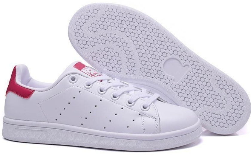 Premièrement : Les baskets adidas Stan Smith, emblématiques et intemporelles. symbolisent le style et la simplicité depuis leur lancement en 1965.
