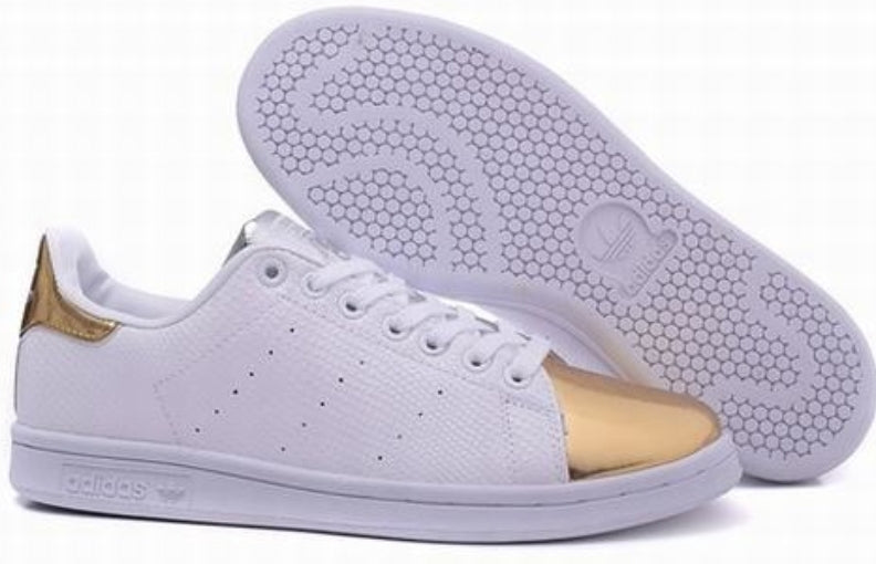 Premièrement : Les baskets adidas Stan Smith, emblématiques et intemporelles. symbolisent le style et la simplicité depuis leur lancement en 1965.