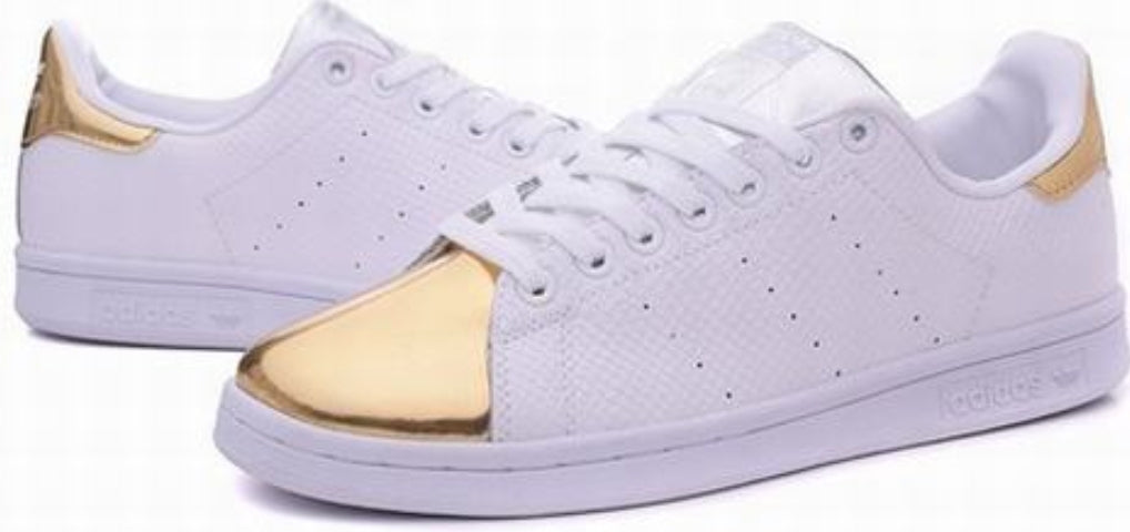 Premièrement : Les baskets adidas Stan Smith, emblématiques et intemporelles. symbolisent le style et la simplicité depuis leur lancement en 1965.