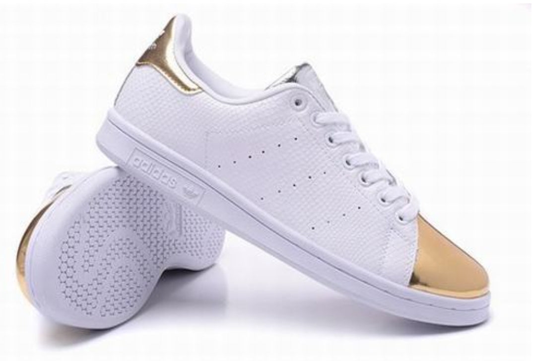 Premièrement : Les baskets adidas Stan Smith, emblématiques et intemporelles. symbolisent le style et la simplicité depuis leur lancement en 1965.
