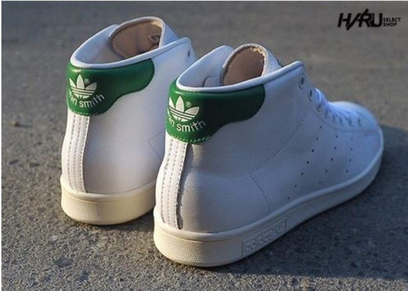 Premièrement : Les baskets adidas Stan Smith, emblématiques et intemporelles. symbolisent le style et la simplicité depuis leur lancement en 1965.