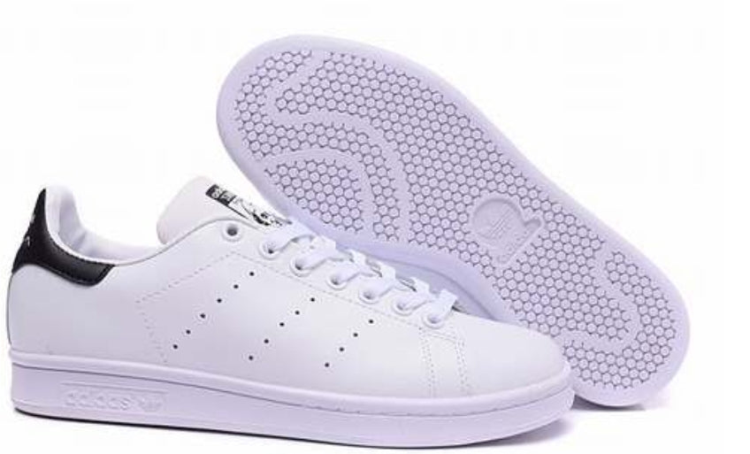 Premièrement : Les baskets adidas Stan Smith, emblématiques et intemporelles. symbolisent le style et la simplicité depuis leur lancement en 1965.