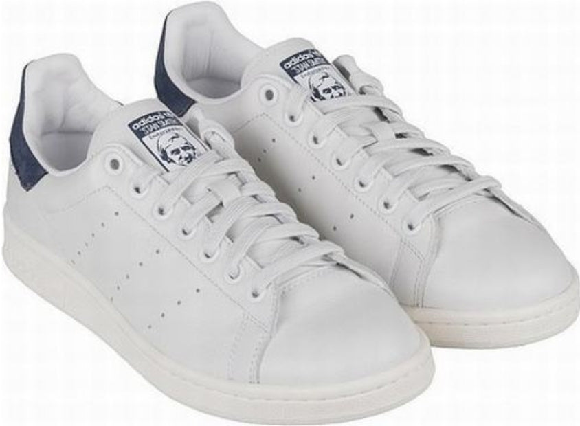 Premièrement : Les baskets adidas Stan Smith, emblématiques et intemporelles. symbolisent le style et la simplicité depuis leur lancement en 1965.
