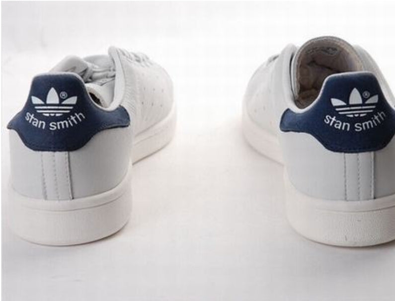 Premièrement : Les baskets adidas Stan Smith, emblématiques et intemporelles. symbolisent le style et la simplicité depuis leur lancement en 1965.