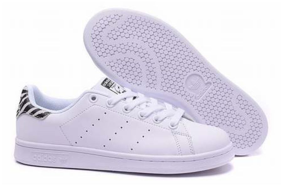 Premièrement : Les baskets adidas Stan Smith, emblématiques et intemporelles. symbolisent le style et la simplicité depuis leur lancement en 1965.