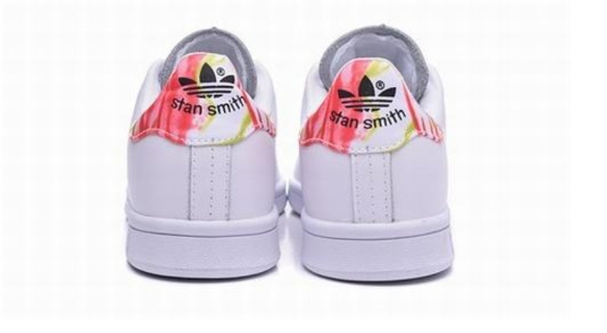 Premièrement : Les baskets adidas Stan Smith, emblématiques et intemporelles. symbolisent le style et la simplicité depuis leur lancement en 1965.