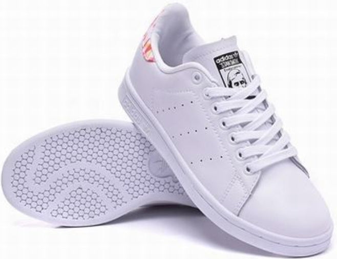 Premièrement : Les baskets adidas Stan Smith, emblématiques et intemporelles. symbolisent le style et la simplicité depuis leur lancement en 1965.