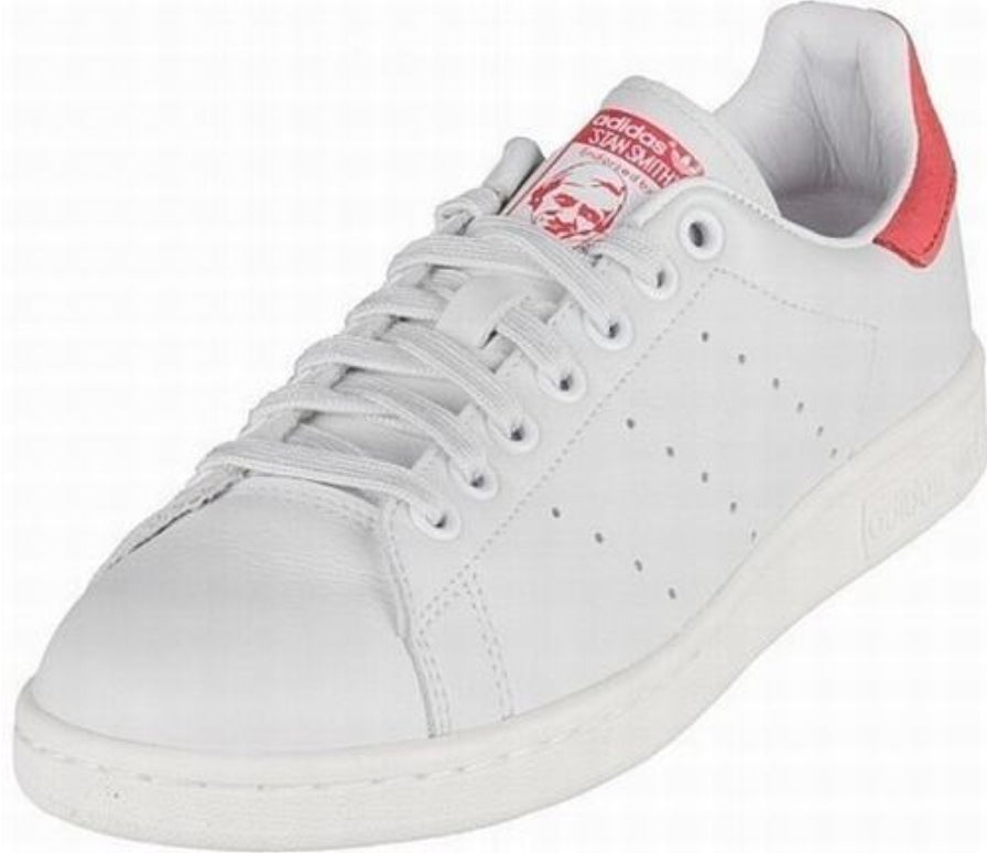 Premièrement : Les baskets adidas Stan Smith, emblématiques et intemporelles. symbolisent le style et la simplicité depuis leur lancement en 1965.