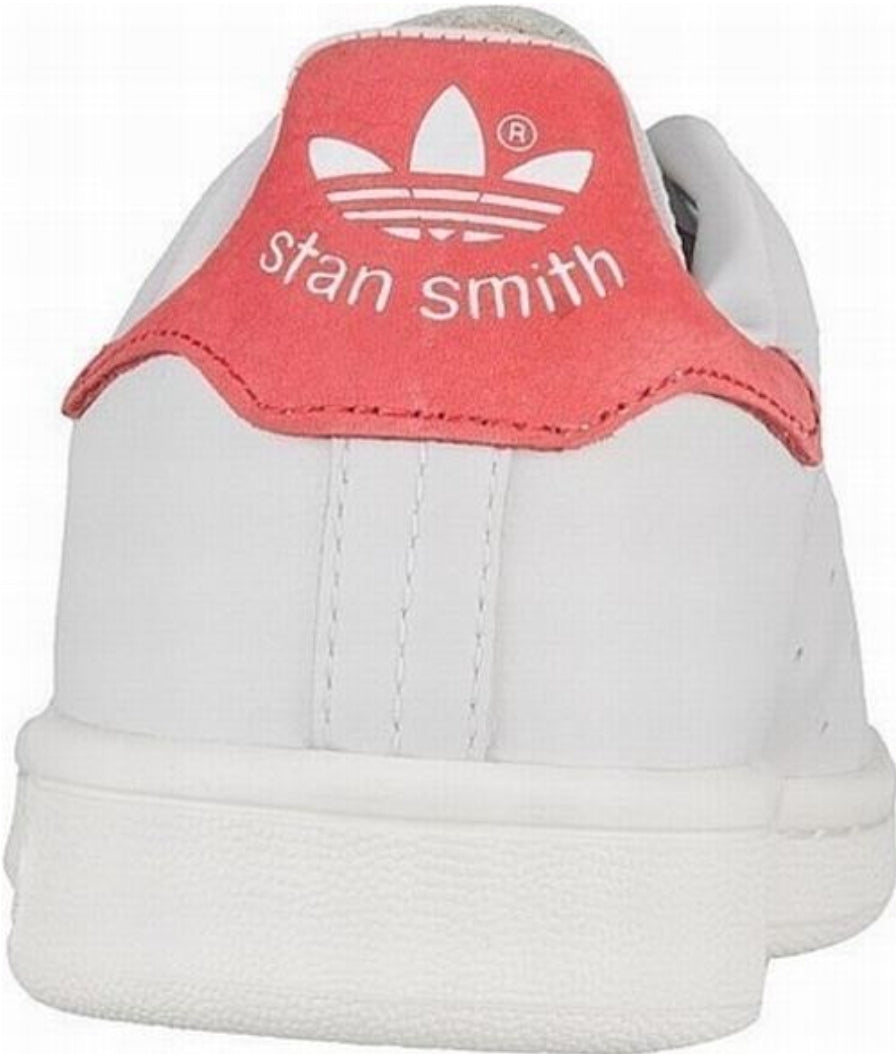 Premièrement : Les baskets adidas Stan Smith, emblématiques et intemporelles. symbolisent le style et la simplicité depuis leur lancement en 1965.