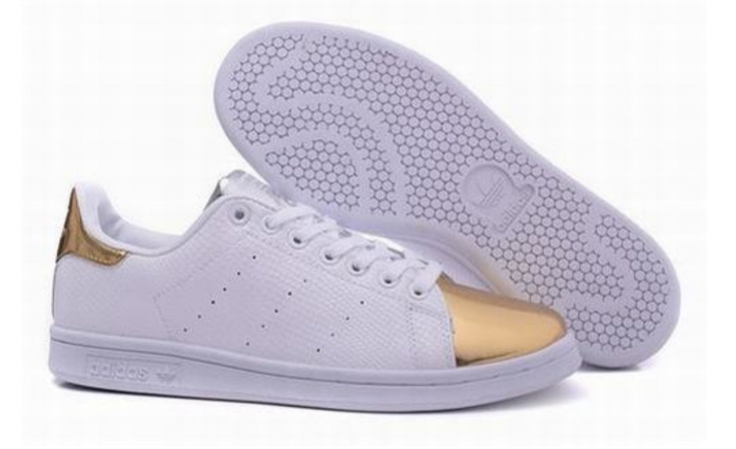 Premièrement : Les baskets adidas Stan Smith, emblématiques et intemporelles. symbolisent le style et la simplicité depuis leur lancement en 1965.