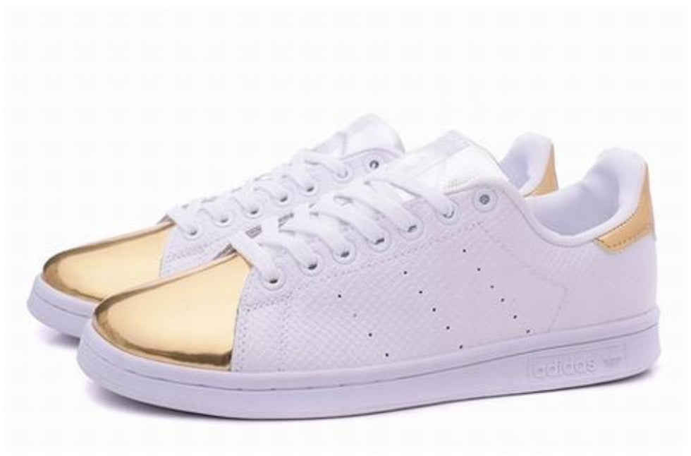 Premièrement : Les baskets adidas Stan Smith, emblématiques et intemporelles. symbolisent le style et la simplicité depuis leur lancement en 1965.
