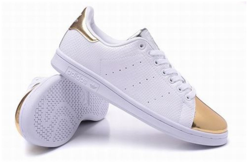 Premièrement : Les baskets adidas Stan Smith, emblématiques et intemporelles. symbolisent le style et la simplicité depuis leur lancement en 1965.