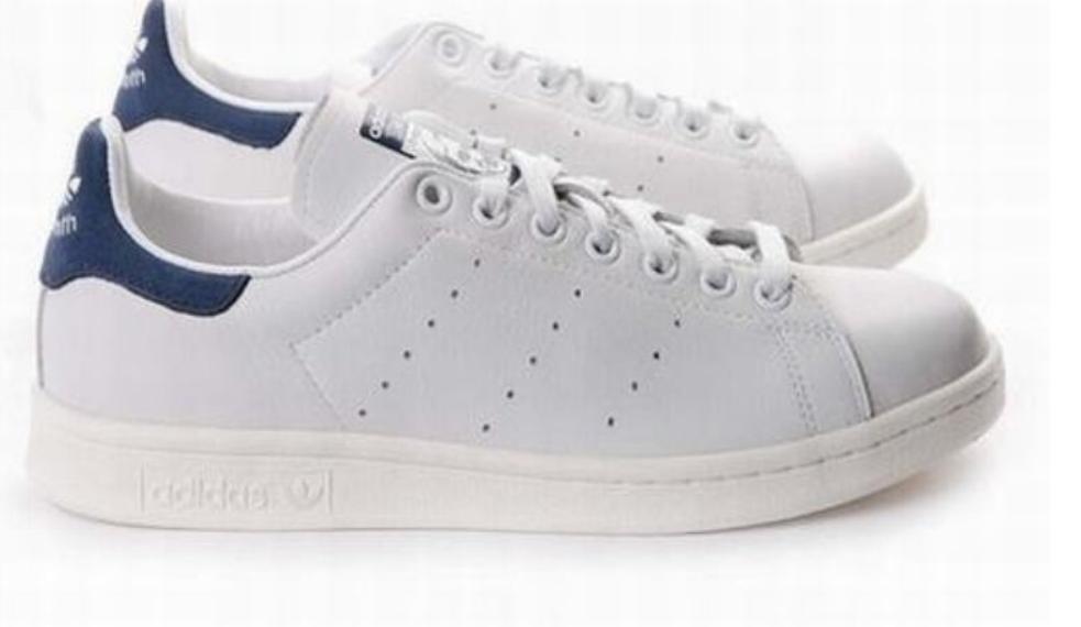 Premièrement : Les baskets adidas Stan Smith, emblématiques et intemporelles. symbolisent le style et la simplicité depuis leur lancement en 1965.