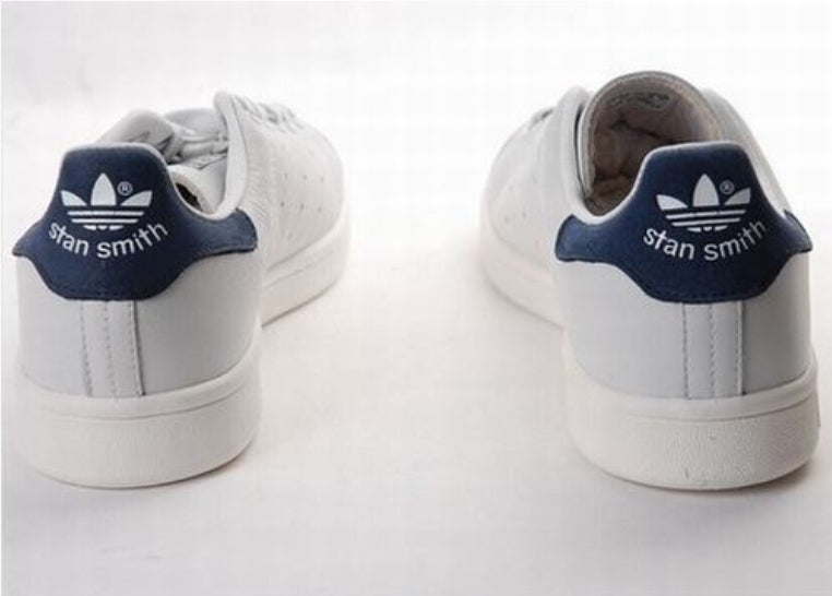 Premièrement : Les baskets adidas Stan Smith, emblématiques et intemporelles. symbolisent le style et la simplicité depuis leur lancement en 1965.