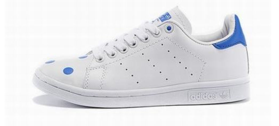 Premièrement : Les baskets adidas Stan Smith, emblématiques et intemporelles. symbolisent le style et la simplicité depuis leur lancement en 1965. Portant le nom du joueur de tennis Stan Smith.